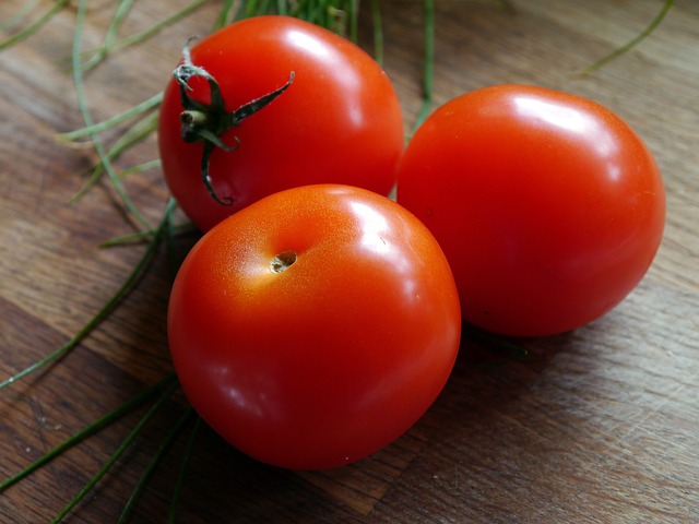 トマトが割れる原因は 未然に防ぐ方法は 割れた物は食べられる ゆっくりライフ