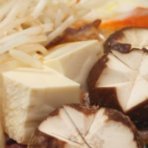 鍋の豆腐は絹と木綿どっち？煮崩れしない切り方や入れるタイミング